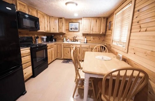 Abingdon Cabin | Family-Friendly Two-Bedroom Cabin near Creeper Trail