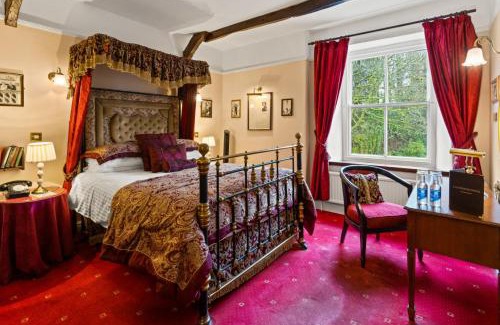 Two Bridges Hotel | Discover Two Bridges Hotel: Pet-Friendly & Family Welcoming