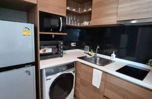 Mueang Samut Prakan District Apartment | Convenient Two-Bedroom Retreat Near BTS Green & Yellow Line