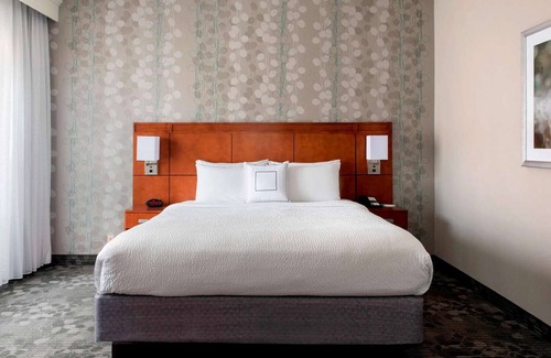 Middletown Hotel | Two Budget Wise Family Rooms w/Relaxing Patio | Pets are Allowed