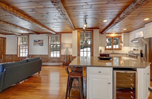 Moscow House | Family-Friendly Retreat with Hot Tub in Scenic Location