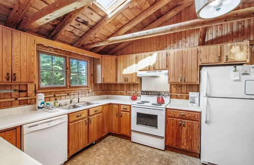 Lake Township Cottage | Pet-Friendly Cottages with Private Beach and High-Speed WiFi