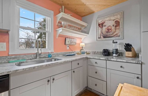 Lexington House | Two Doves Cottage, Walk to DT Lex! Cozy Getaway!