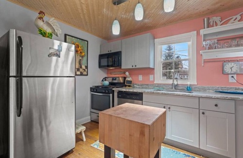 Lexington House | Two Doves Cottage, Walk to DT Lex! Cozy Getaway!