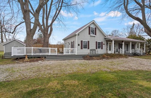 Lexington House | Two Doves Cottage, Walk to DT Lex! Cozy Getaway!