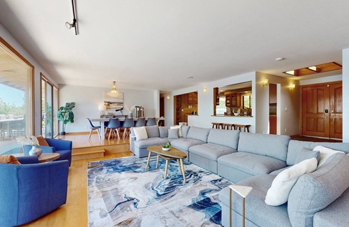 Retsil House | Inviting Retreat with Panoramic Views & Two Kitchens