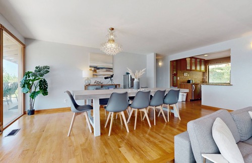 Retsil House | Inviting Retreat with Panoramic Views & Two Kitchens