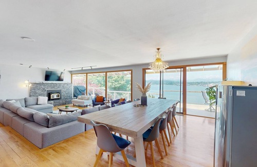 Retsil House | Inviting Retreat with Panoramic Views & Two Kitchens