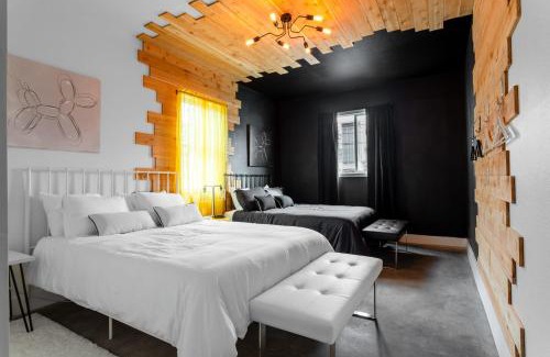 East Cesar Chavez House | Pet-Friendly Two House Corner Compound Near Rainey St