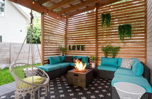 East Cesar Chavez House | Pet-Friendly Two House Corner Compound Near Rainey St