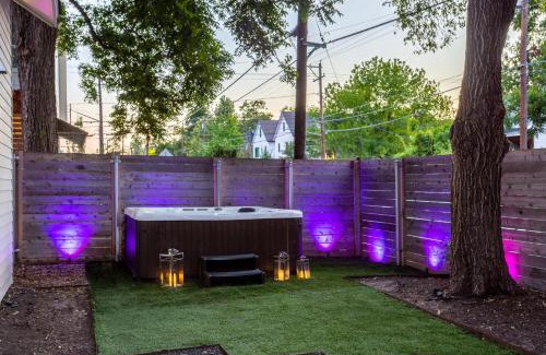 East Cesar Chavez House | Pet-Friendly Two House Corner Compound Near Rainey St