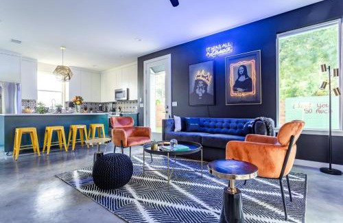East Cesar Chavez House | Pet-Friendly Two House Corner Compound Near Rainey St