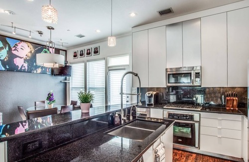Legacy Park House | Guest Rated 10/10: Two Houses Walkable to Legacy Shops