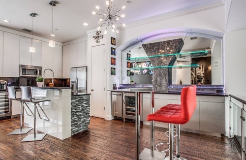 Legacy Park House | Guest Rated 10/10: Two Houses Walkable to Legacy Shops