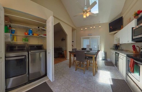 Crafton House | Ideal Stay: Two KING Beds, Pet Friendly & Downtown Access!