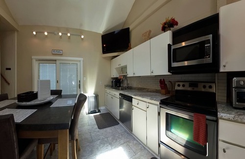Crafton House | Ideal Stay: Two KING Beds, Pet Friendly & Downtown Access!