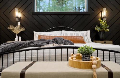 Pickens House | Relax at Two Knights Cabin with Hot Tub & 9.7/10 Rating