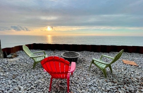North East House | Lakefront Cottages: Family-Friendly Retreat with Scenic Views