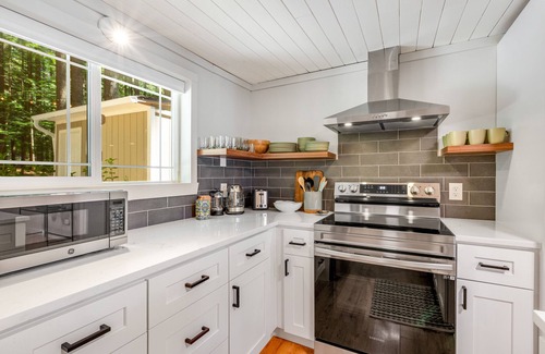 Fall City Cabin | Lakefront Cabins with Docks, Kayaks, and Full Kitchens