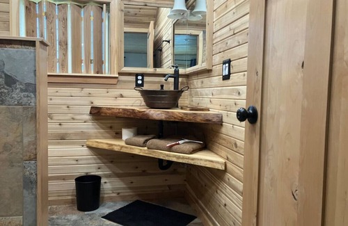 Seward House | Guest Rated 10/10: Two Lakes Guesthouse with Kitchen Access
