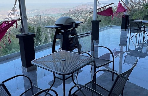 Chica House | TWO large, intimate lofts, ideal for couples/families/friends. Infinite view Sea