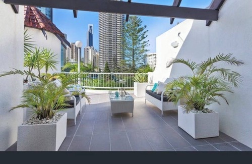 Surfers Paradise Apartment | Two-Level Apartment in Central Surfers Paradise, Suitable for Families