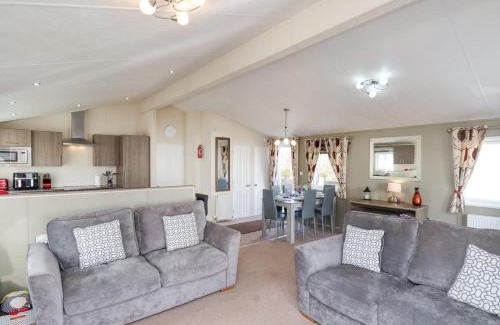 Cayton Bay House | Pet-Friendly Retreat at Two Little Ducks - Rated 9.4/10