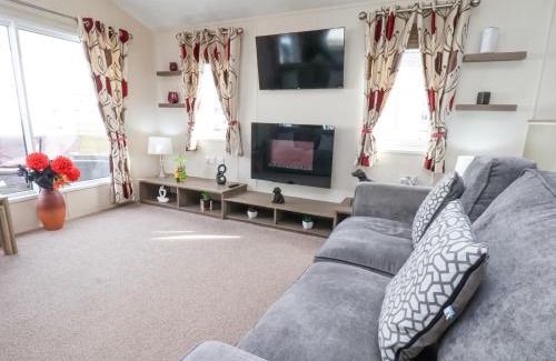 Cayton Bay House | Pet-Friendly Retreat at Two Little Ducks - Rated 9.4/10