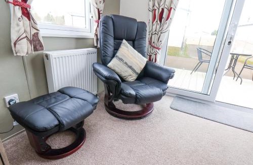 Cayton Bay House | Pet-Friendly Retreat at Two Little Ducks - Rated 9.4/10