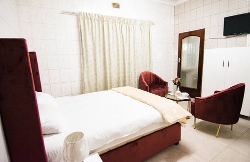 Greater Johannesburg Metropolitan Area Apartment | Family-Friendly Hotel Near Orlando Stadium & Theme Parks