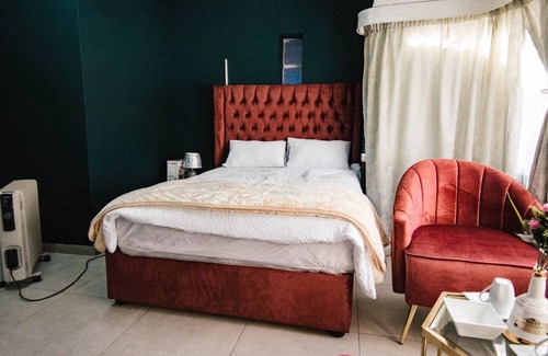 Greater Johannesburg Metropolitan Area Apartment | Family-Friendly Hotel Near Orlando Stadium & Theme Parks