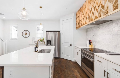 Edgehill Apartment | TWO Neighboring Homes - Sleeps 24 - Walk to 12 South