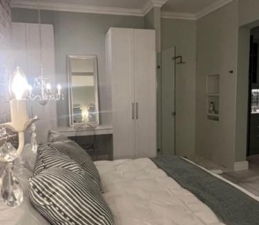 Rondebosch Apartment | Stylish Oak Tree Cottage - Open-Plan Guesthouse in Rondebosch