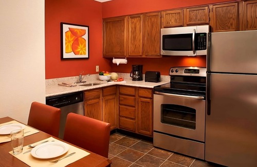 Waukegan Hotel | Pet-Friendly 2BR Suite with Kitchen & Free Breakfast Awaits!