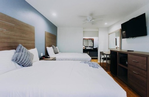 Clear Lake Shores Hotel | Comfortable Two Queen Beds Room at Scottish Inn & Suites