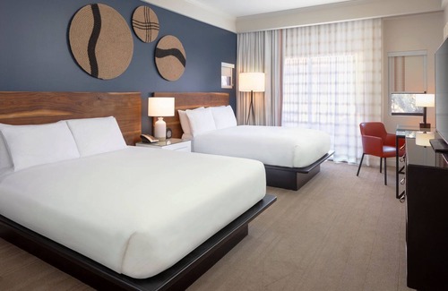 Uptown Sedona Hotel | Two Relaxing Rooms Ready For Family Nature Trip | Infinity Pool, Free Parking