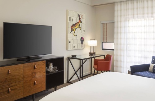 Uptown Sedona Hotel | Two Relaxing Rooms Ready For Family Nature Trip | Infinity Pool, Free Parking