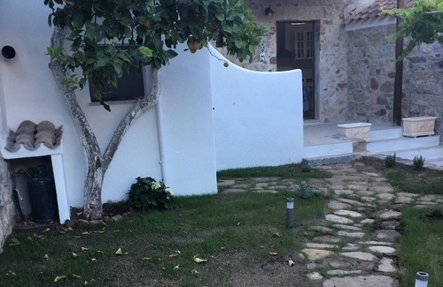 Onifai Apartment | Explore a Two-Room Apartment in Sardinian Courtyard