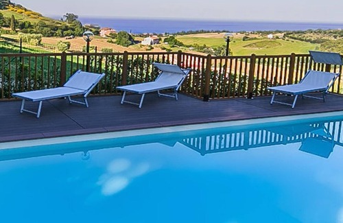 Capodarco Cottage | Relaxing Two-Room Apartment at La Casa di Carla with Pool
