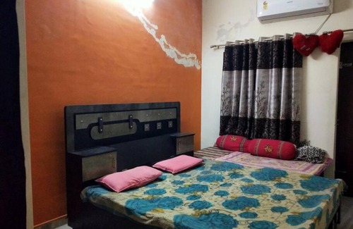 Jagatpura House | Convenient Two Room Suite with Kitchen in Jaipur