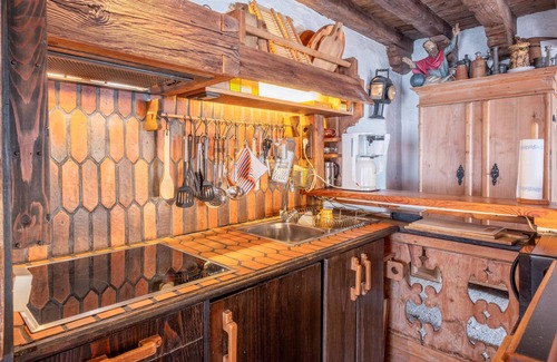 Alpbach House | Charming Chalets Just 1 Km from Ski Lift with Pool & Breakfast