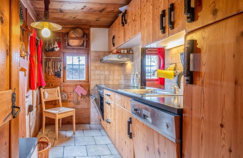 Alpbach House | Charming Chalets Just 1 Km from Ski Lift with Pool & Breakfast