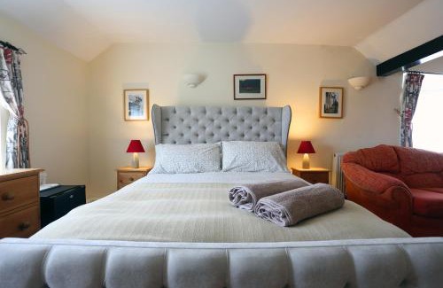 Hastings Hotel | Inviting Two Sawyers: Family-Friendly Dining & 9/10 Ratings