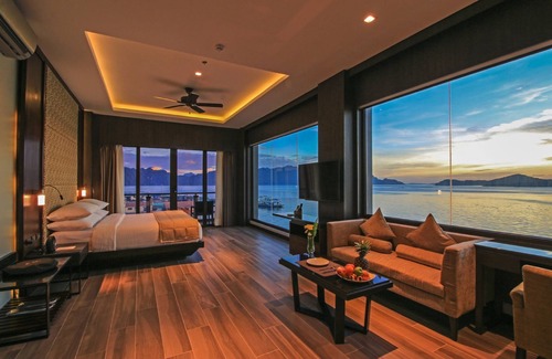 Coron Town Proper Hotel | Discover Two Seasons Coron Bayside Hotel: Rated 9.2/10