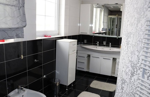 Visoko Apartment | Pet-Friendly Double Rooms at Uma with Shared Bathroom