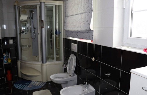 Visoko Apartment | Pet-Friendly Double Rooms at Uma with Shared Bathroom