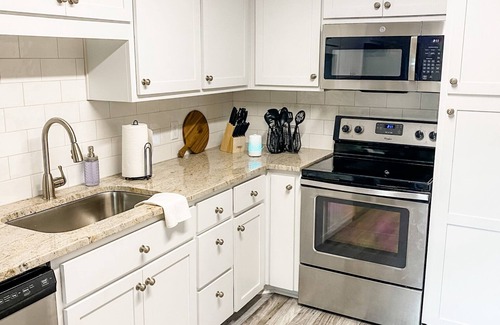 Wetumpka House | Discover Two-Seventeen: Cozy Retreat with Kitchen & Breakfast