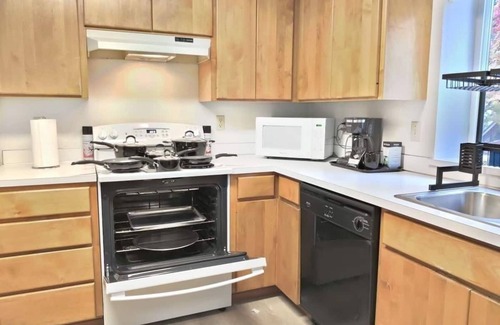 Corvallis House | Ideal Two Side-by-Side Dwellings for Large Groups
