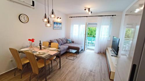 Seget Donji Apartment | Beautiful Two Sisters Apartments with Oceanfront Views