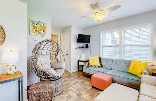 Galveston House | Pet-Friendly Retreat at Two Sisters Cottage - 10/10 Rating!